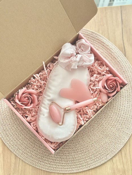 Box prezentowy na urodziny, panieński, dla panny młodej/świadkowej, przyszłej mamy na baby shower, dla niej, dla przyjaciółki, dla dziewczyny, upominek - opaska na oczy, gumka Scrunchie, roler i masażer Gua Sha - biel