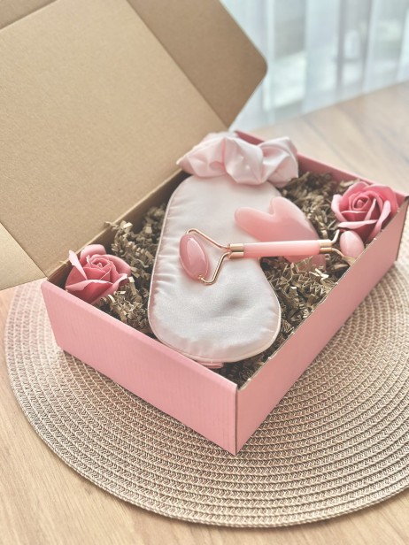 Box prezentowy na urodziny, panieński, dla panny młodej/świadkowej, przyszłej mamy na baby shower, dla niej, dla przyjaciółki, dla dziewczyny, upominek - opaska na oczy, gumka Scrunchie, roler i masażer Gua Sha - biel