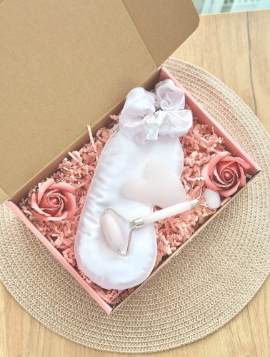 Box prezentowy na urodziny, panieński, dla panny młodej/świadkowej, przyszłej mamy na baby shower, dla niej, dla przyjaciółki, dla dziewczyny, upominek - opaska na oczy, gumka Scrunchie, roler i masażer Gua Sha - biel